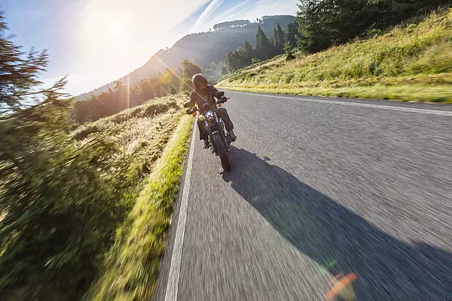 Motociclista su strada. Shutterstock_471120707
