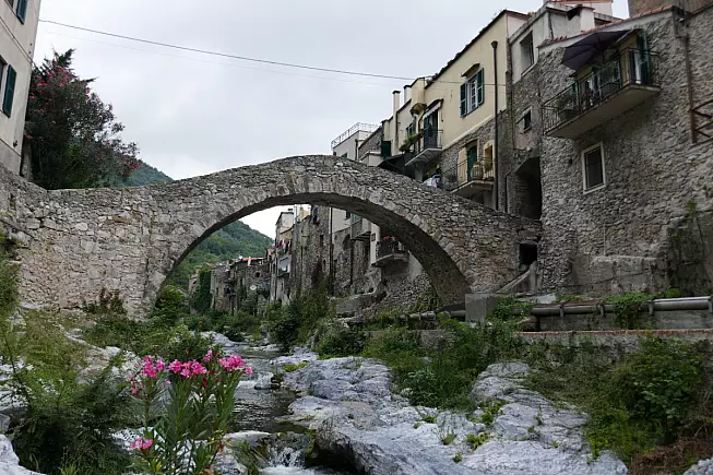Ponte sul torrente Neva, Zuccarello. Shutterstock_1754060303