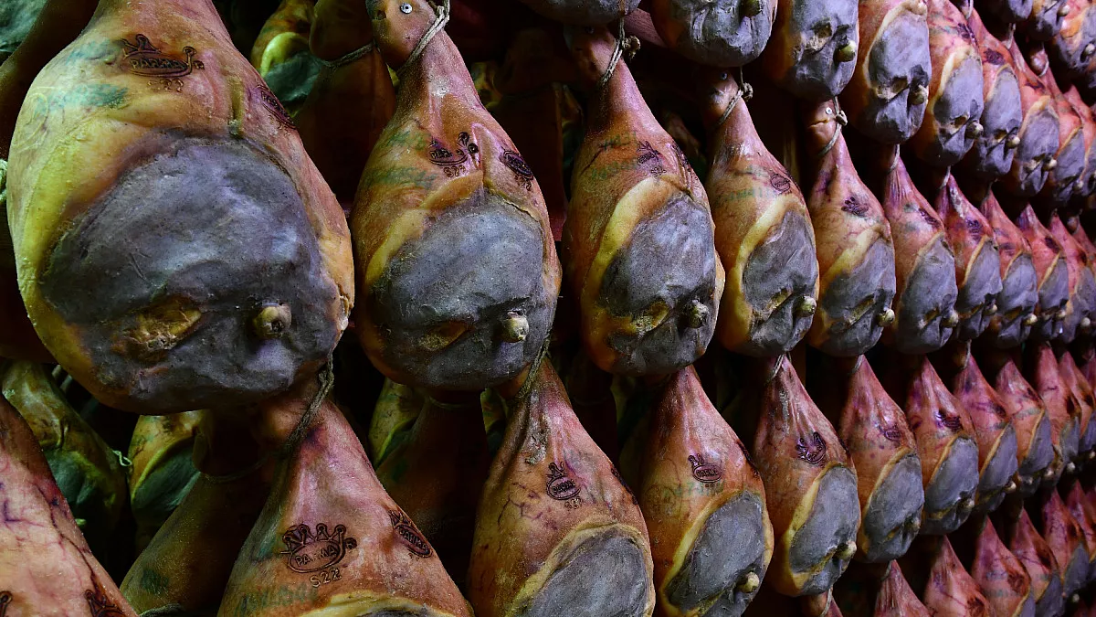 Prosciutto a Langhirano, Food Valley dell'Emilia-Romagna. Shutterstock_2418409433