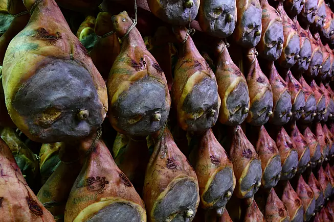 Prosciutto a Langhirano, Food Valley dell'Emilia-Romagna. Shutterstock_2418409433