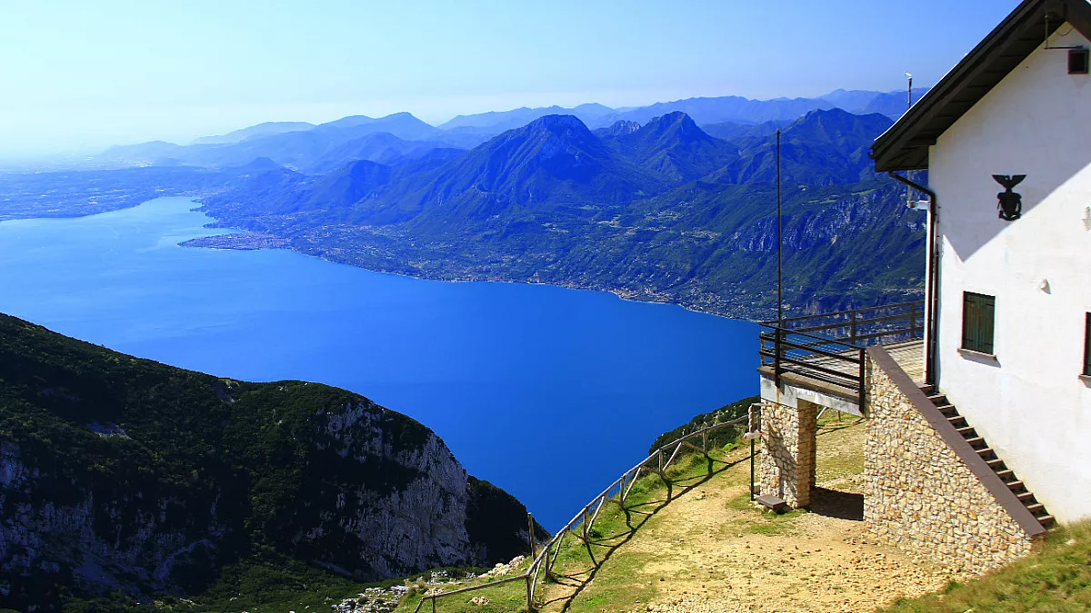 Punta Veleno, vista dal Rifugio Telegrafo Gaetano Barana su Punta Telegrafo. Shutterstock_105649325