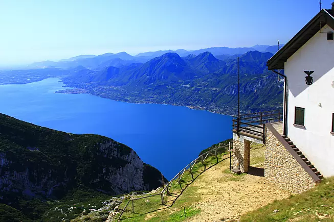 Punta Veleno, vista dal Rifugio Telegrafo Gaetano Barana su Punta Telegrafo. Shutterstock_105649325