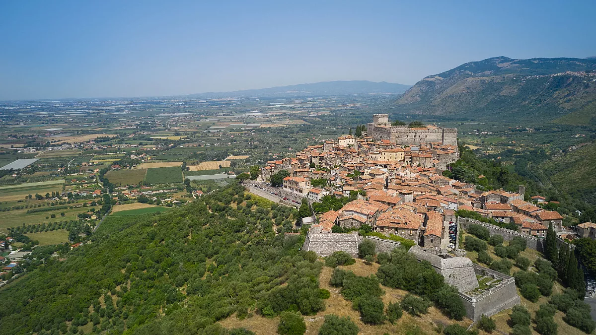 Sermoneta, Latina, Lazio. Panorama dall'alto. Shutterstock_2036462777