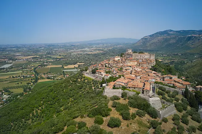 Sermoneta, Latina, Lazio. Panorama dall'alto. Shutterstock_2036462777