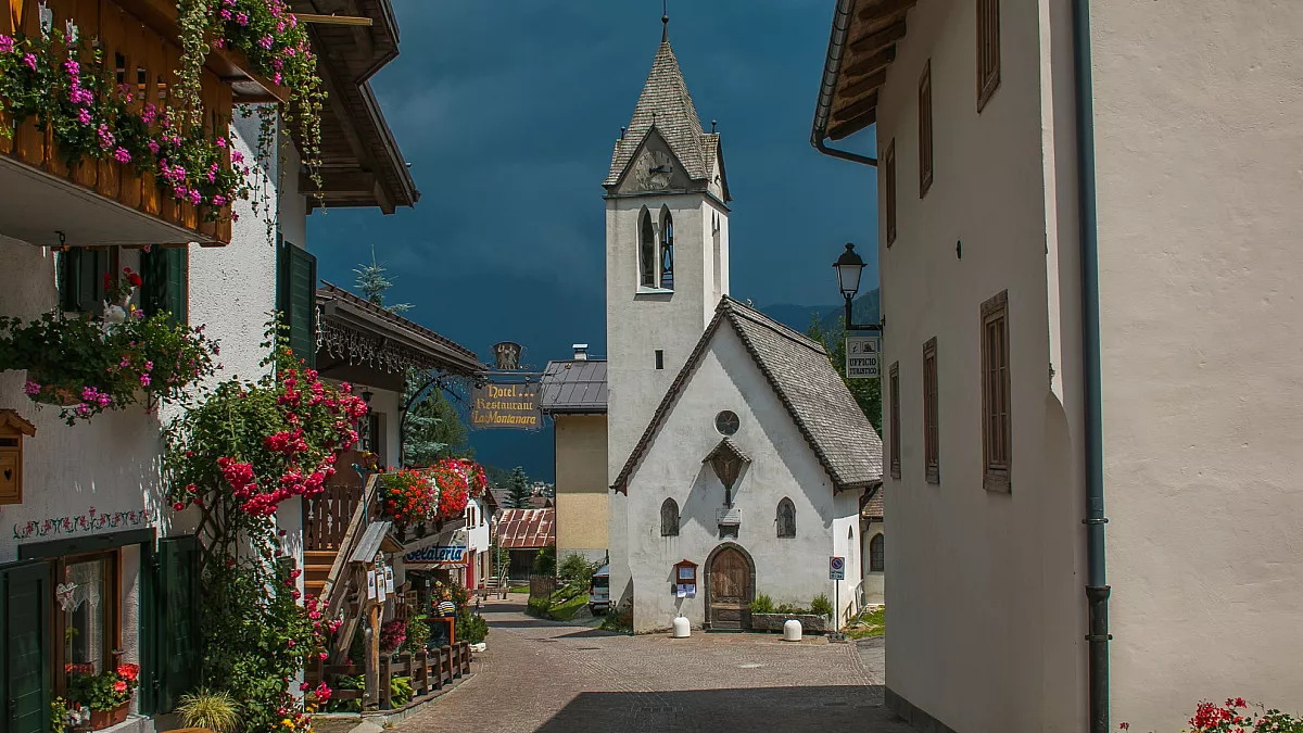 Sottoguda, Chiesa dei Santi Fabiano, Sebastiano e Rocco. Shutterstock_1169667322