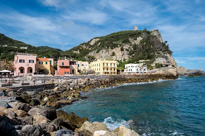 Spiaggia Punta Crena con Torre Saracena, Varigotti, Liguria