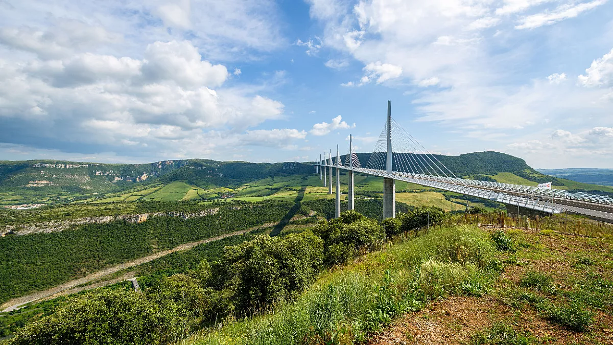 Viaduc de Millau, o Viadotto di Millau, ponte strallato a Creissels. Francia. Shutterstock_2273508829