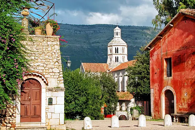 Il borgo dell'Abbazia di Farfa, a Fara in Sabina.