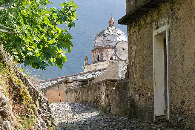 Le rovine della vecchia chiesa di Balestrino. 