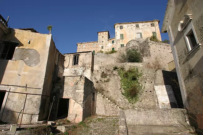 Balestrino, il borgo vecchio, oggi una "ghost town" abbandonata. 