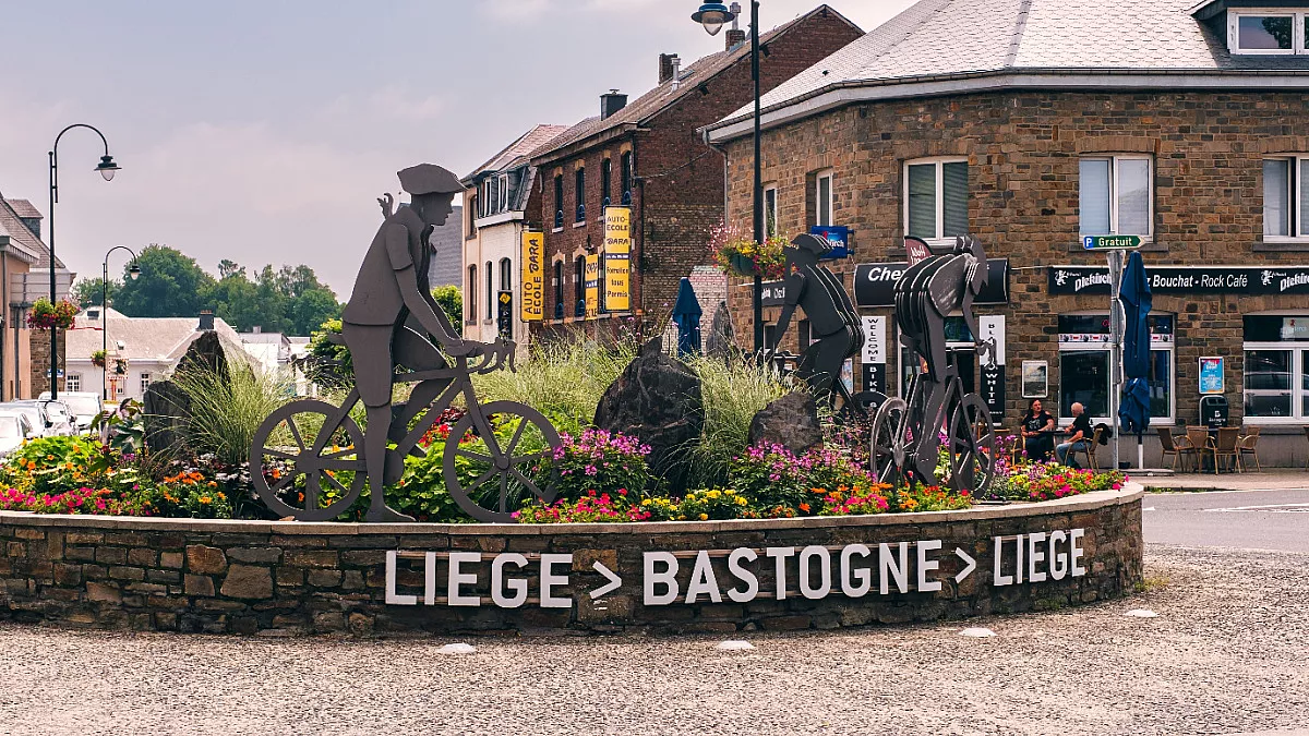 Bastogne, monumento alla Liegi-Bastogne-Liegi. Shutterstock_2483120429