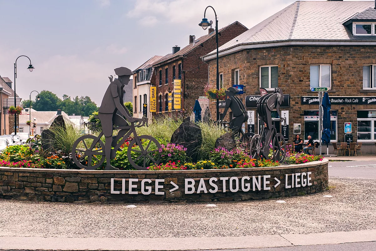 Bastogne, monumento alla Liegi-Bastogne-Liegi. Shutterstock_2483120429