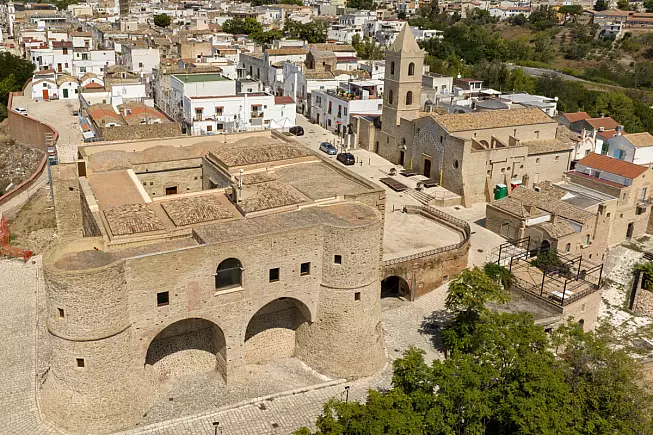 Bernalda, vista sul Castello di Bernalda e sulla Chiesa di San Bernardino da Siena