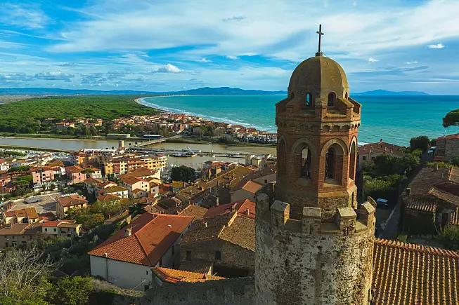 Castiglione della Pescaia, panorama con vista sulla Pieve di San Giovanni Battista. Shutterstock_2384725883