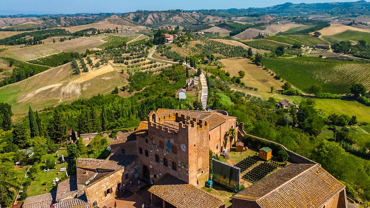 Certaldo, panorama sul Palazzo Pretorio. Shutterstock_2509444941