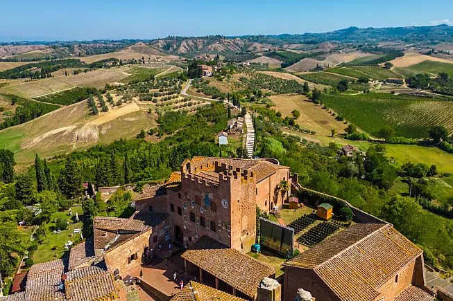 Certaldo, panorama sul Palazzo Pretorio. Shutterstock_2509444941