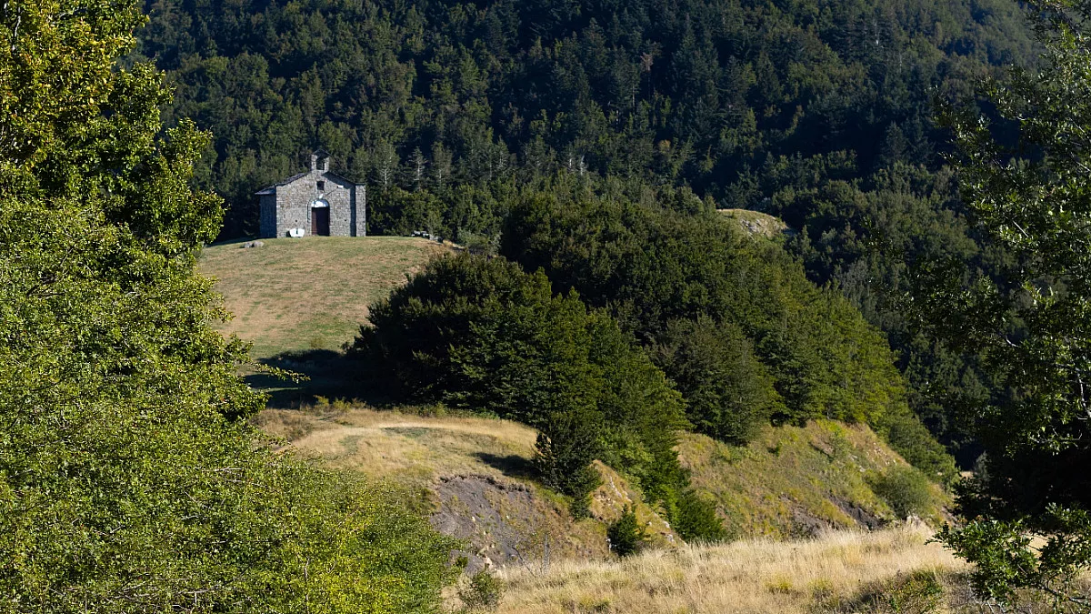Chiesetta della Madonna dell'Orsaro, Passo di Cirone. Shutterstock_2250696761