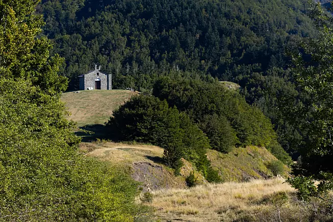 Chiesetta della Madonna dell'Orsaro, Passo di Cirone. Shutterstock_2250696761