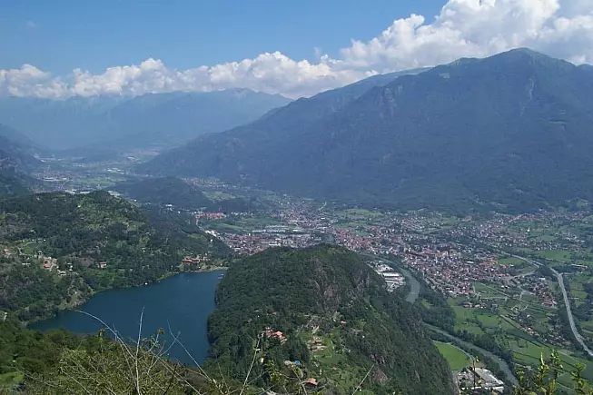 Darfo Boario Terme e Lago Moro. Luca Giarelli, CC BY-SA 3.0, via Wikimedia Commons