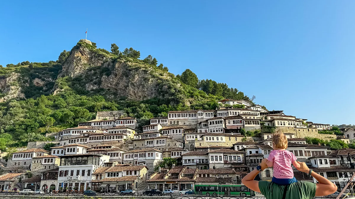 Distretto di Berat e Gorica Bridge, Albania. Shutterstock_2539816575