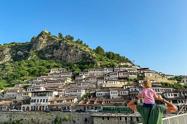 Distretto di Berat e Gorica Bridge, Albania. Shutterstock_2539816575
