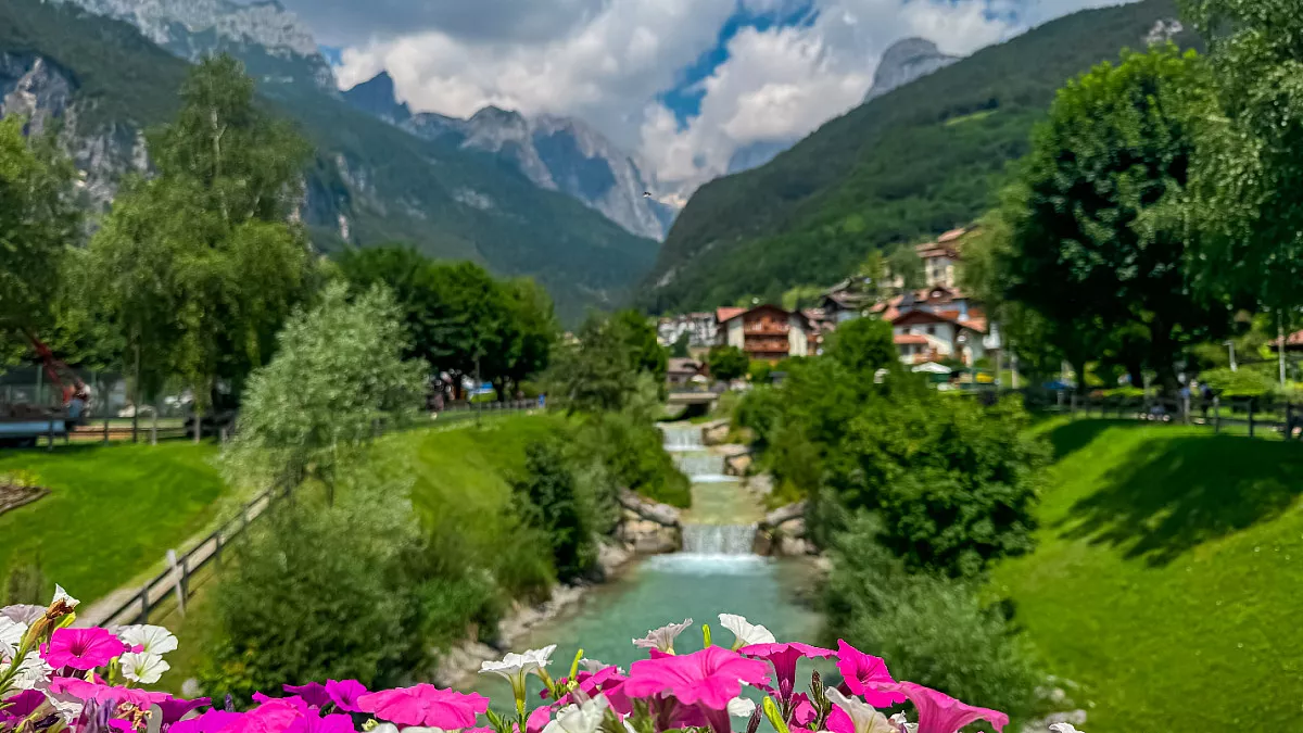 Dolomiti di Brenta, Parco Naturale Adamello Brenta Geoparco. Shutterstock_2552651155