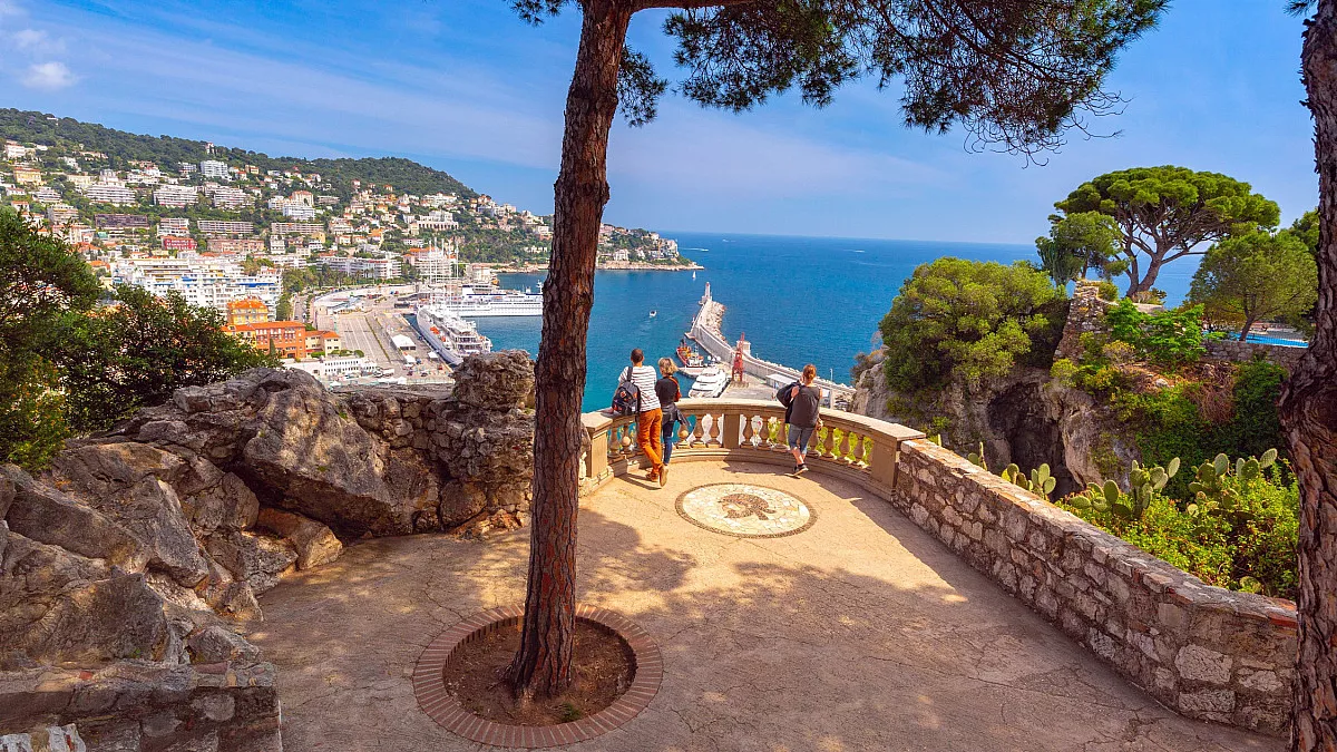Collina del Castello e vista sul Porto di Nizza. Nizza. Shutterstock_2399573415