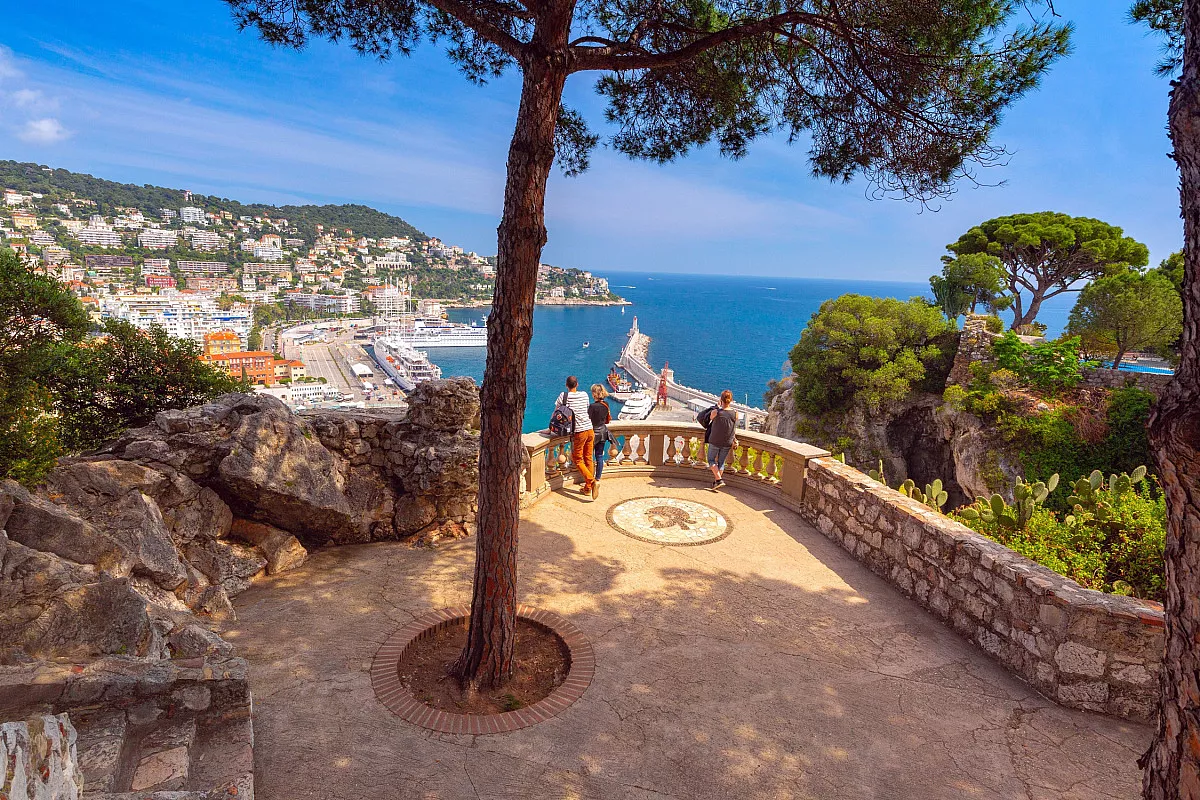 Collina del Castello e vista sul Porto di Nizza. Nizza. Shutterstock_2399573415