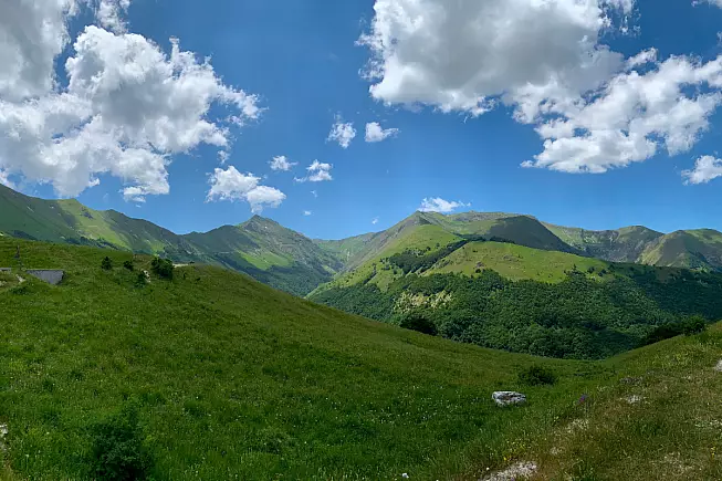 Forcella del Fargno, Parco Nazionale dei Monti Sibillini. Shutterstock_2460305239