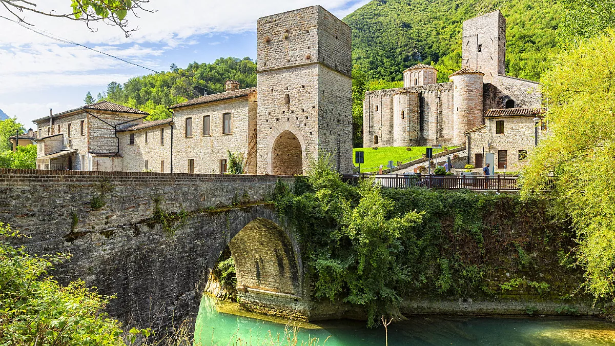 Genga. Abbazia di San Vittore alle Chiuse e Ponte Romano di San Vittore
