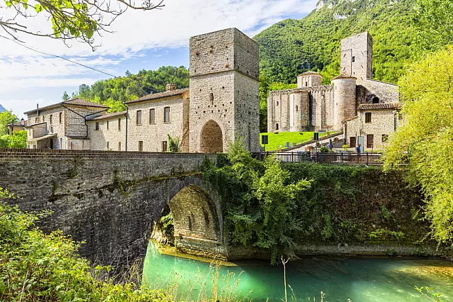 Genga. Abbazia di San Vittore alle Chiuse e Ponte Romano di San Vittore
