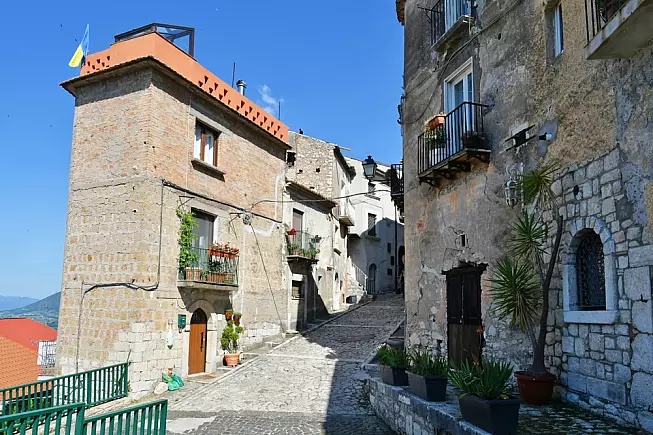 Le vie del centro storico di Guardia Sanframondi. 