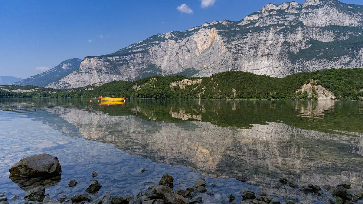 Lago di Cavèdine, Trentino-Alto Adige. Shutterstock_2335635677