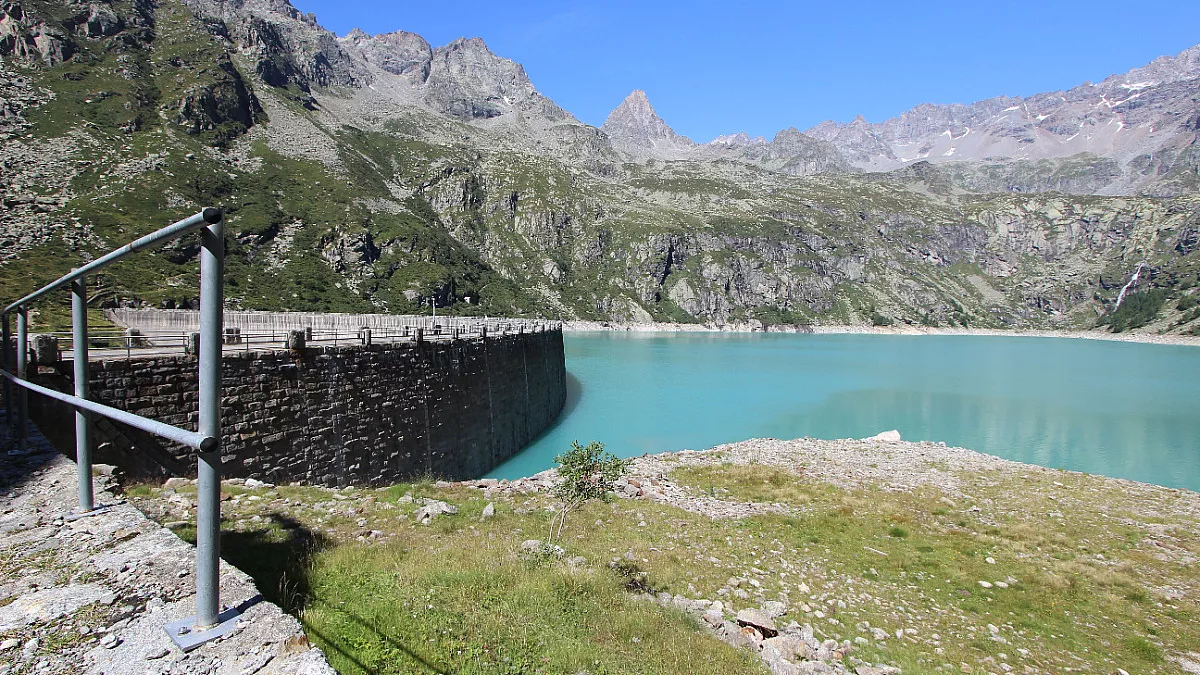 Lago di Teleccio. Vista del Gran Paradiso. Shutterstock_1364482199