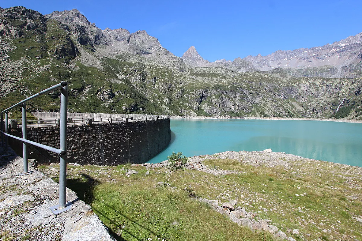 Lago di Teleccio. Vista del Gran Paradiso. Shutterstock_1364482199