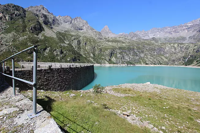 Lago di Teleccio. Vista del Gran Paradiso. Shutterstock_1364482199