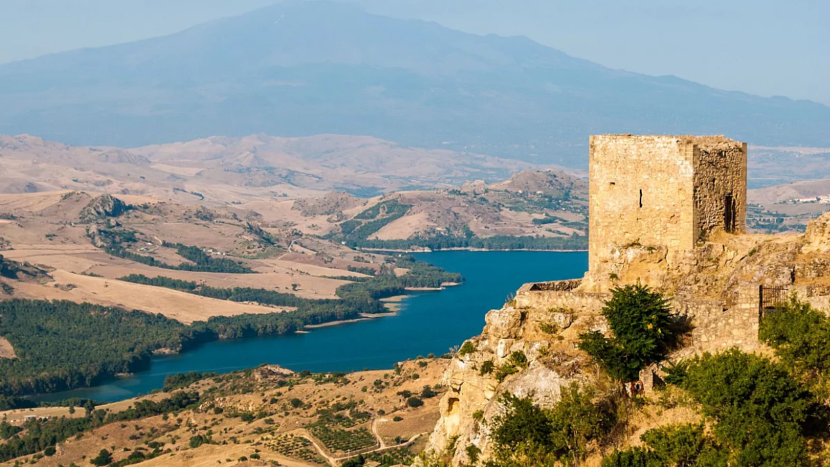 Lago Pozzillo. Regalbuto, Enna. Shutterstock_324964001