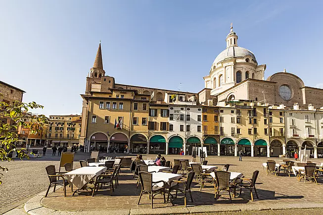 Mantova, Piazza delle Erbe. 675774096