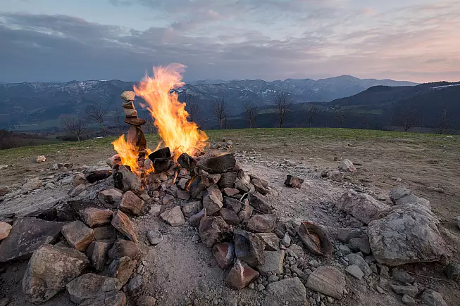 Vulcano, mini-vulcano o "vulcanino"? Il Monte Busca in realtà si può definire come fiamma ardente di gas metano proveniente dal sottosuolo.