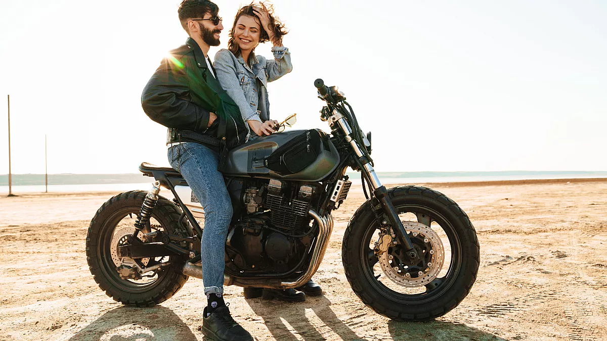 Moto in coppia. Shutterstock_1771405073