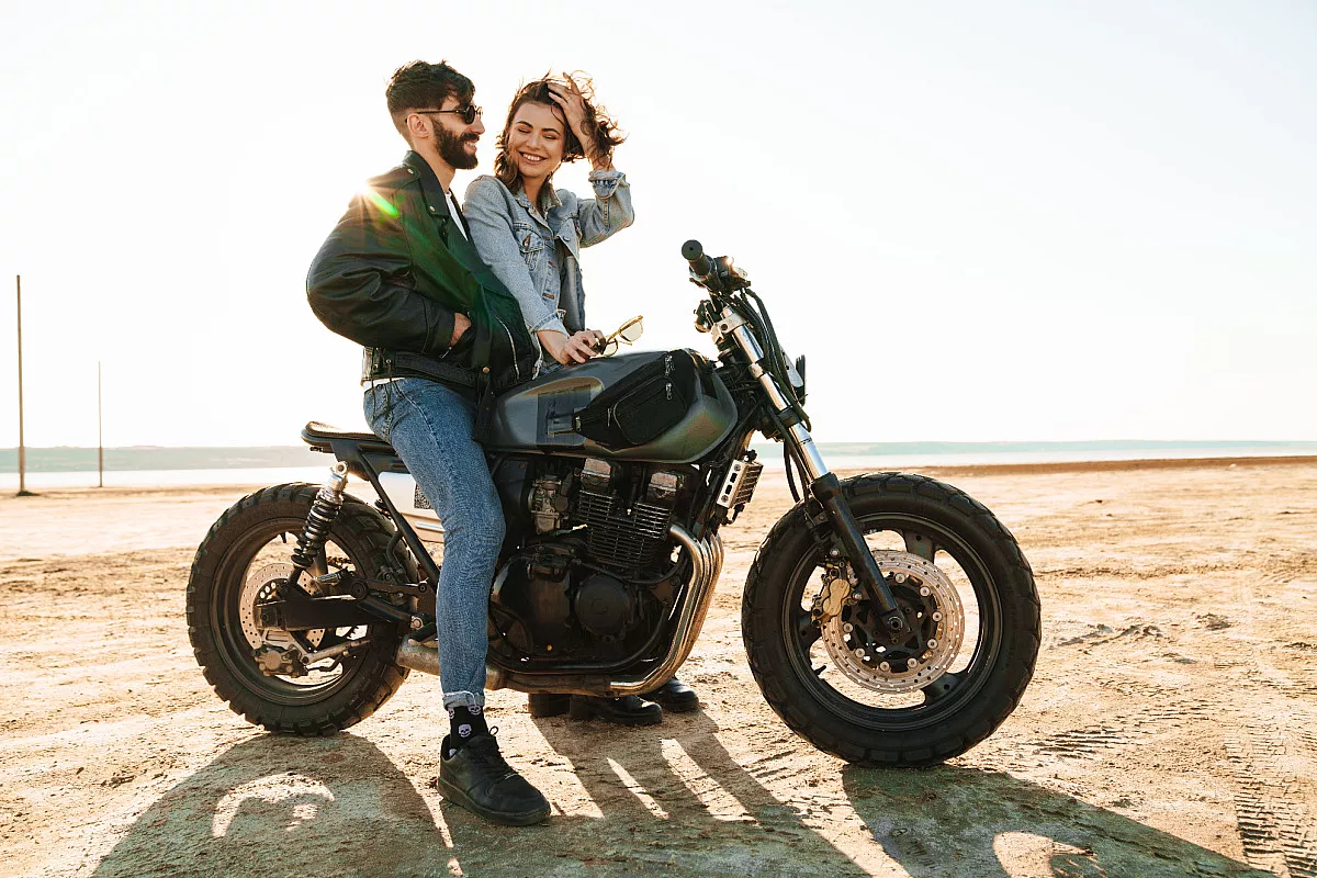 Moto in coppia. Shutterstock_1771405073