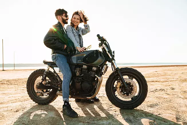 Moto in coppia. Shutterstock_1771405073