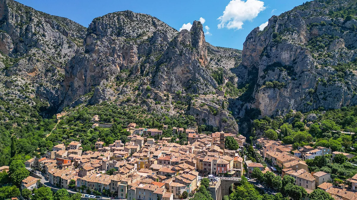 Moustiers-Sainte-Marie, panorama. Shutterstock_2506106279