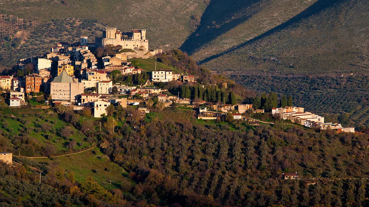 Nerola e Castello di Nerola, sulla Via Salaria. Shutterstock_89806606