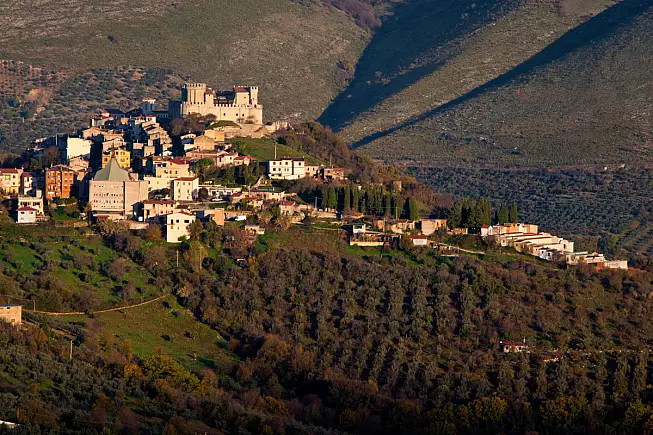 Nerola e Castello di Nerola, sulla Via Salaria. Shutterstock_89806606