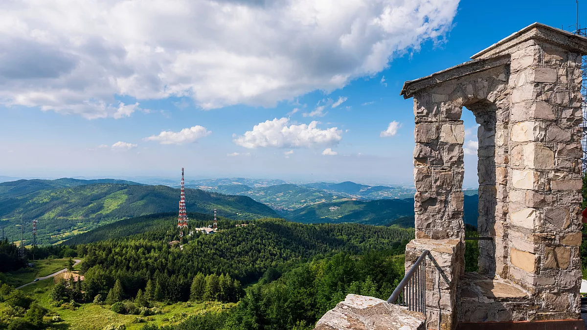 Passo Scaparina, vista dal Santuario di Santa Maria in Monte Penice. Shutterstock_1782653525