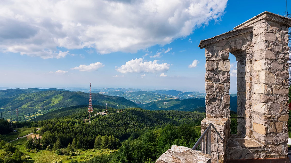 Passo Scaparina, vista dal Santuario di Santa Maria in Monte Penice. Shutterstock_1782653525
