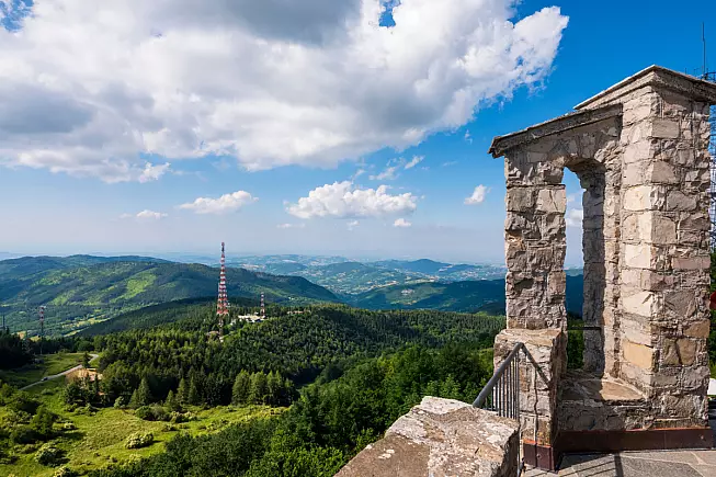 Passo Scaparina, vista dal Santuario di Santa Maria in Monte Penice. Shutterstock_1782653525