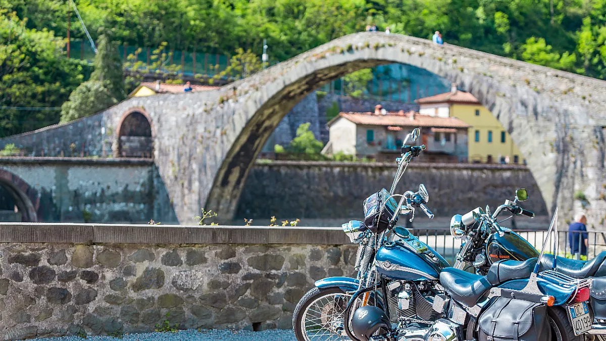 Ponte del Diavolo o della Maddalena, sul Fiume Serchio. Borgo a Mozzano, Lucca. Shutterstock_1460776442