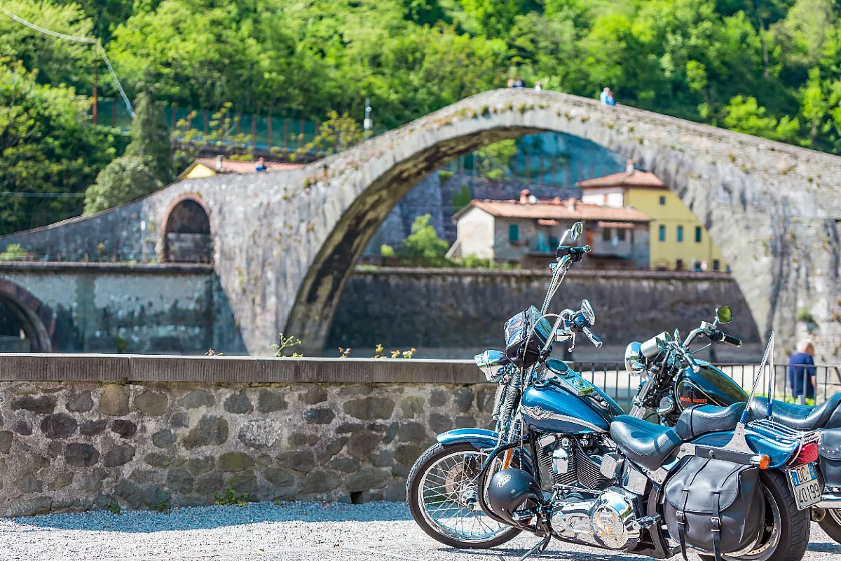 Ponte del Diavolo o della Maddalena, sul Fiume Serchio. Borgo a Mozzano, Lucca. Shutterstock_1460776442